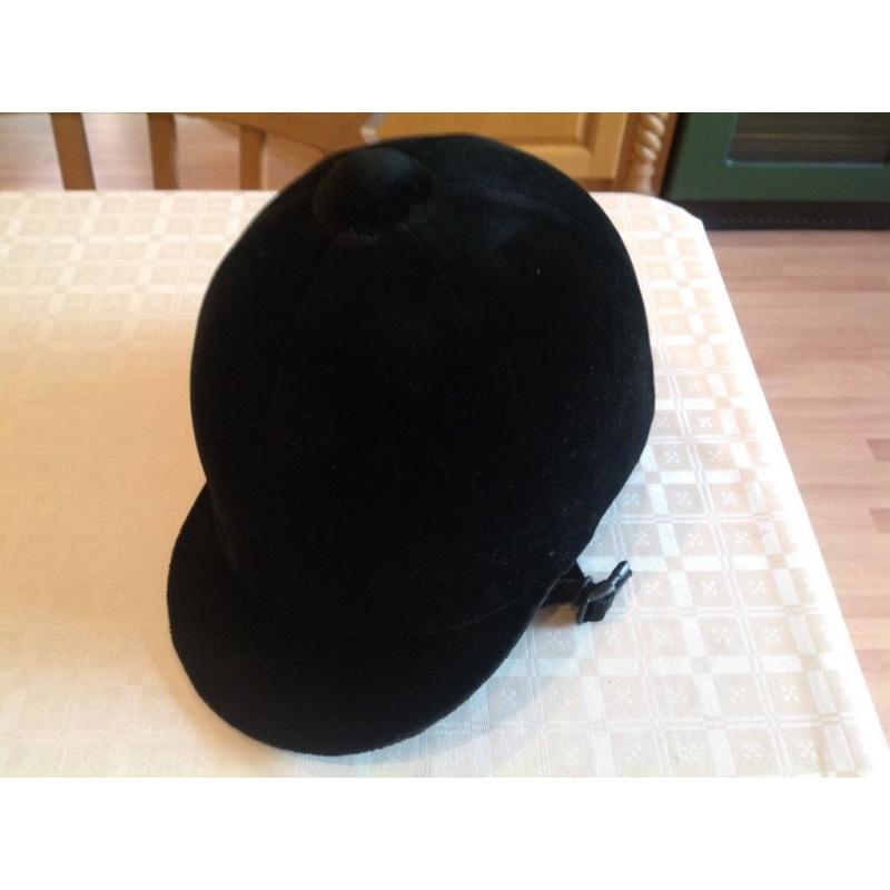 Horse riding hat. Black velvet .Good condition