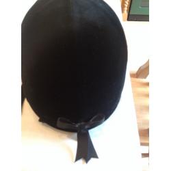 Horse riding hat. Black velvet .Good condition